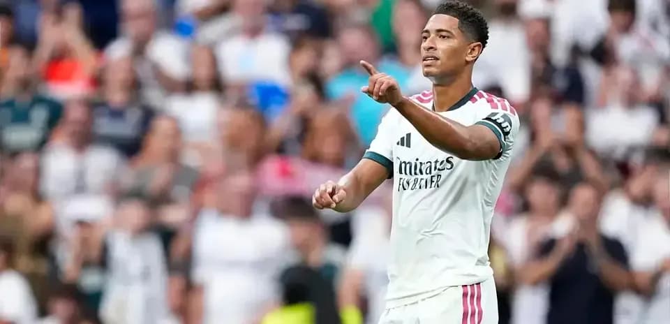 Jugador señalando al público en el estadio
