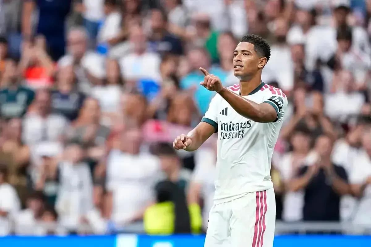 Jugador señalando al público en el estadio