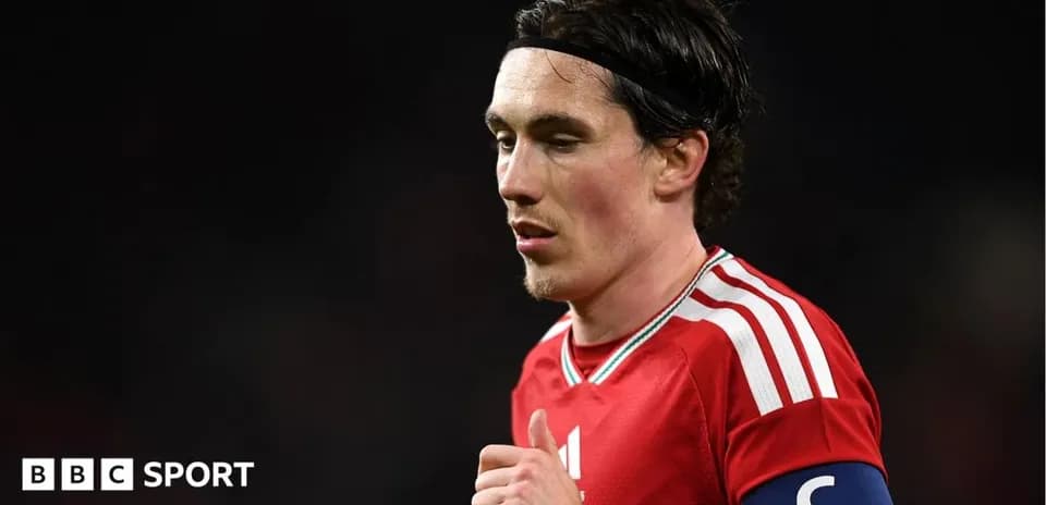 Jugador con cinta de capitán en camiseta roja