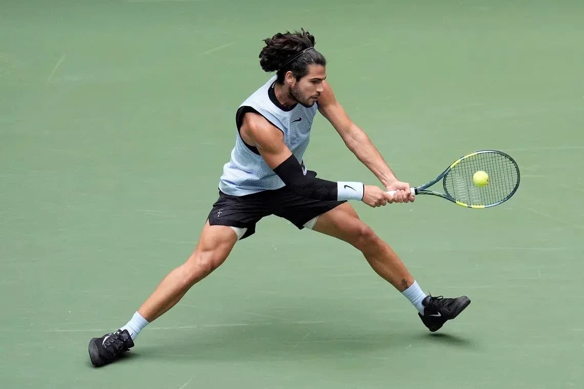 Jugador de tenis golpeando la pelota en la cancha