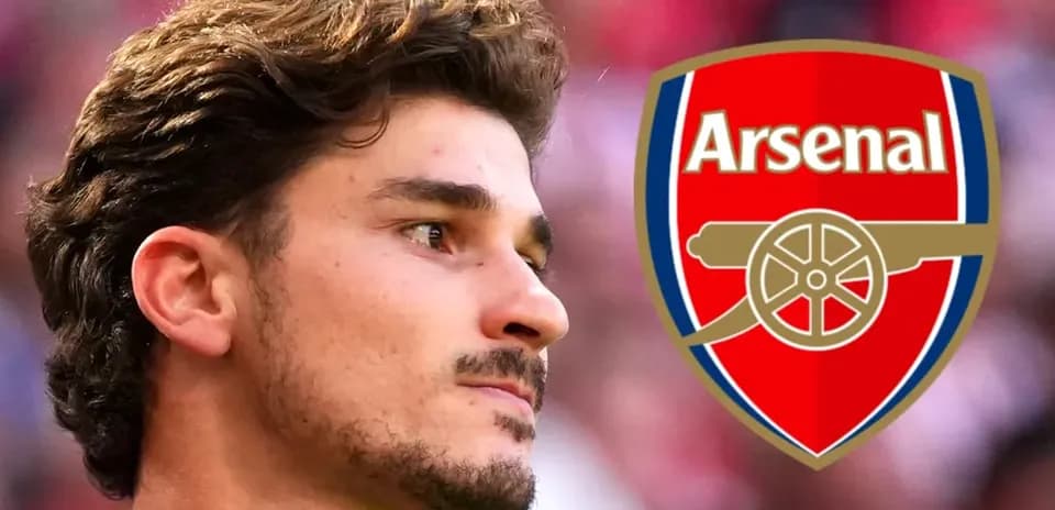 Jugador de Arsenal junto al logo del club