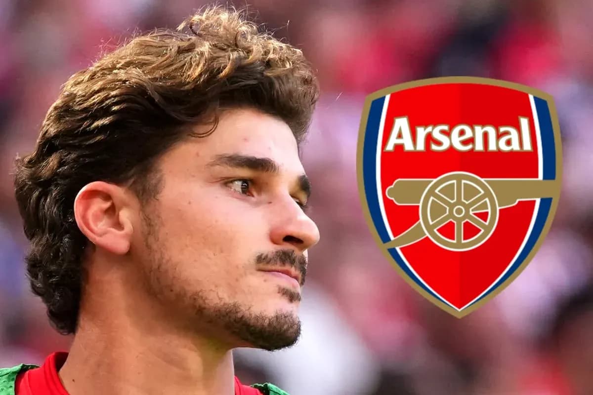 Jugador de Arsenal junto al logo del club