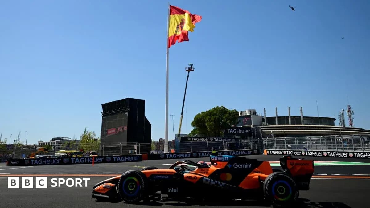 Coche de Fórmula 1 en circuito con bandera española
