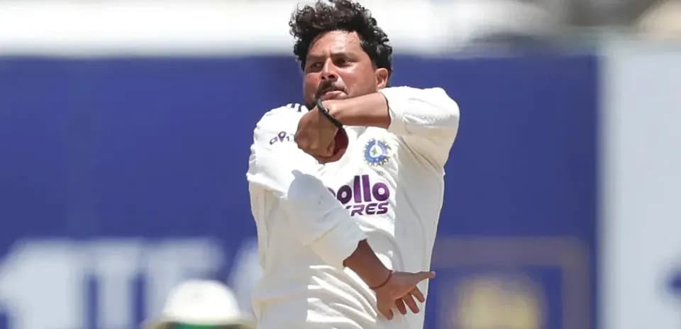 Jugador lanzando bola durante partido de cricket