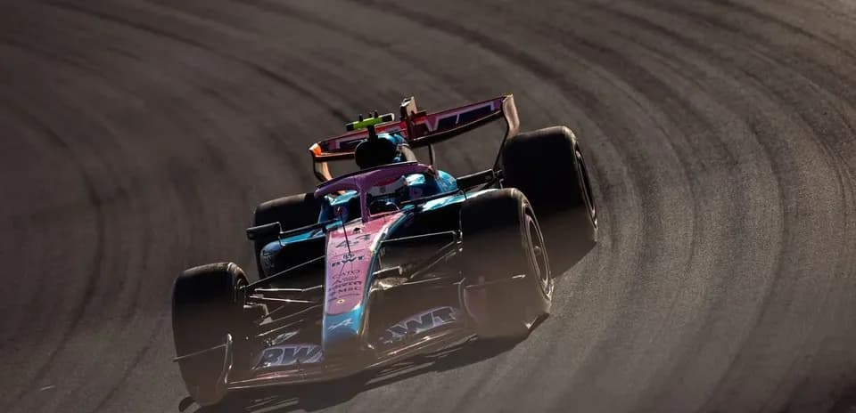 Coche de Fórmula 1 tomando una curva en pista