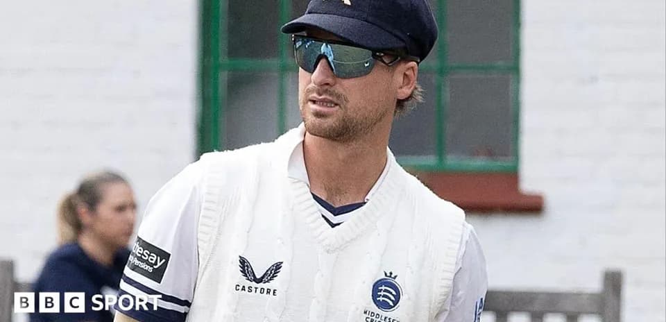 Jugador de cricket con uniforme de Middlesex en el campo
