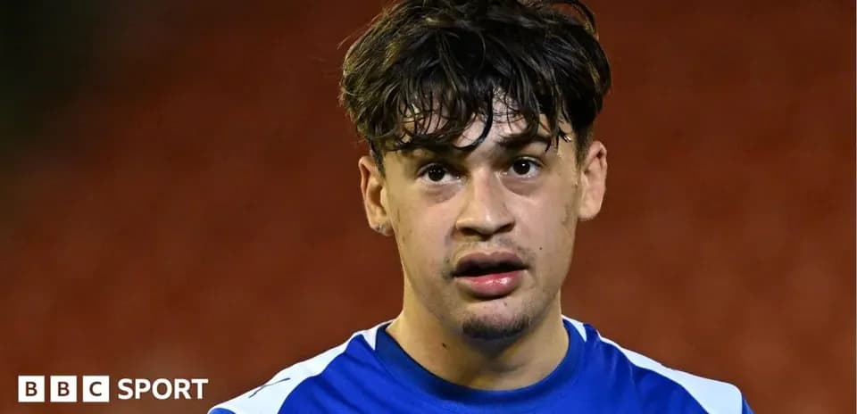 Jugador con camiseta azul durante el partido