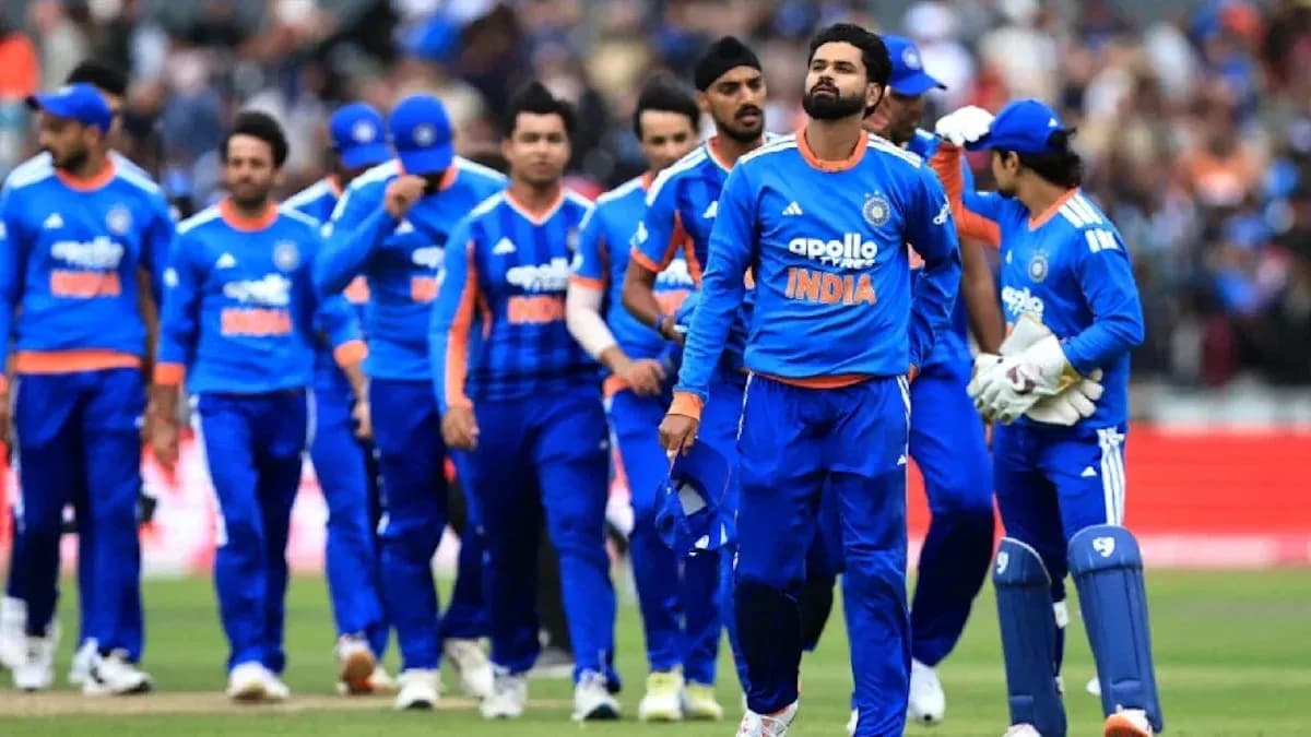 Equipo de cricket de India caminando por el campo