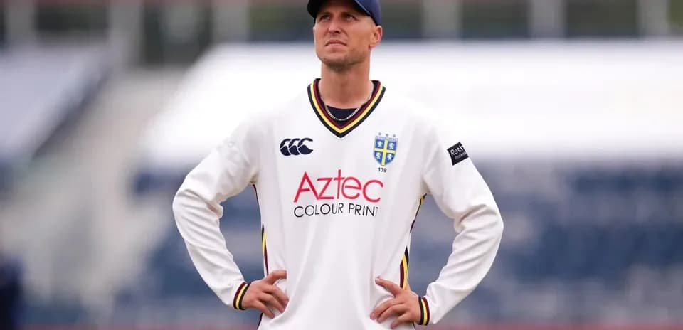 Jugador de cricket con uniforme en el campo