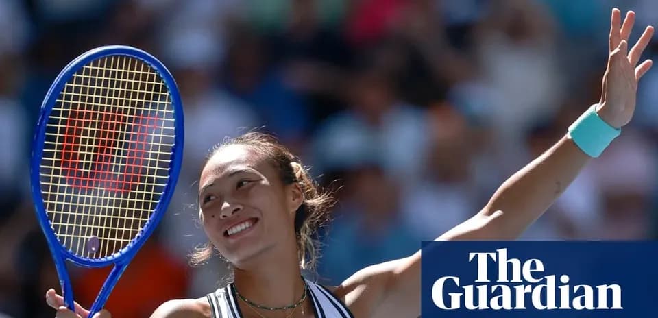 Jugadora de tenis levantando la raqueta en celebración