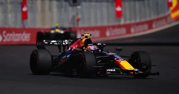 Coche de Fórmula 1 en circuito durante carrera