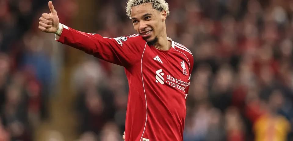 Jugador de Liverpool celebrando con pulgar hacia arriba