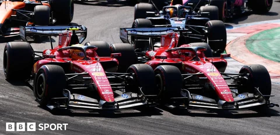 Dos coches Ferrari compitiendo en una curva