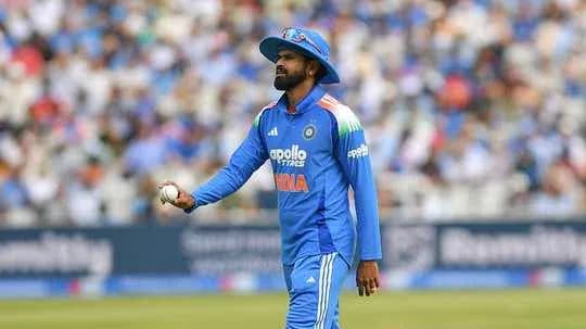 Jugador de cricket de India sosteniendo una pelota en el campo