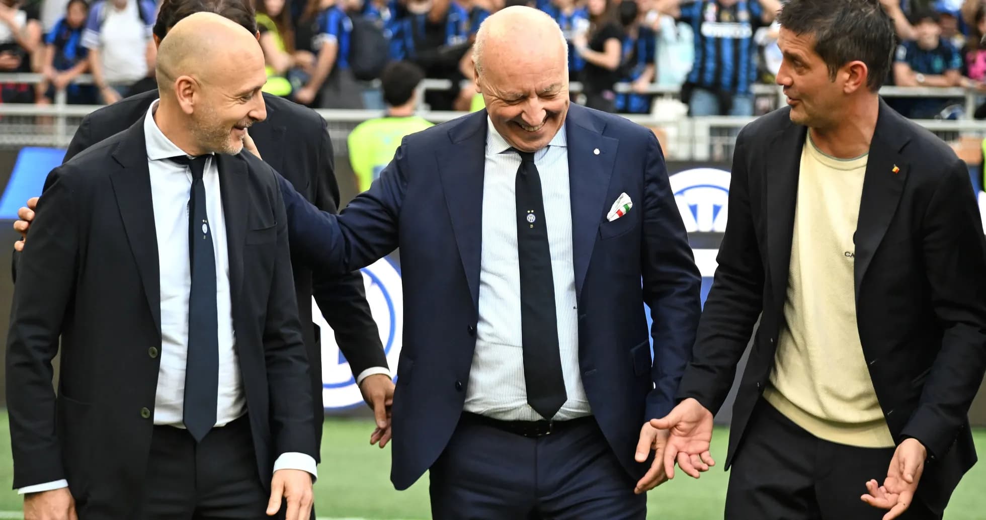 Entrenadores conversando en el campo antes del partido