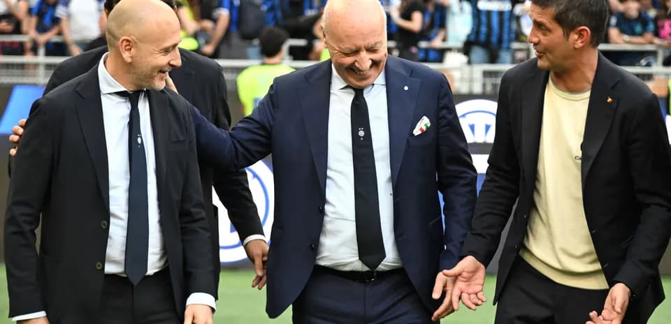 Entrenadores conversando en el campo antes del partido