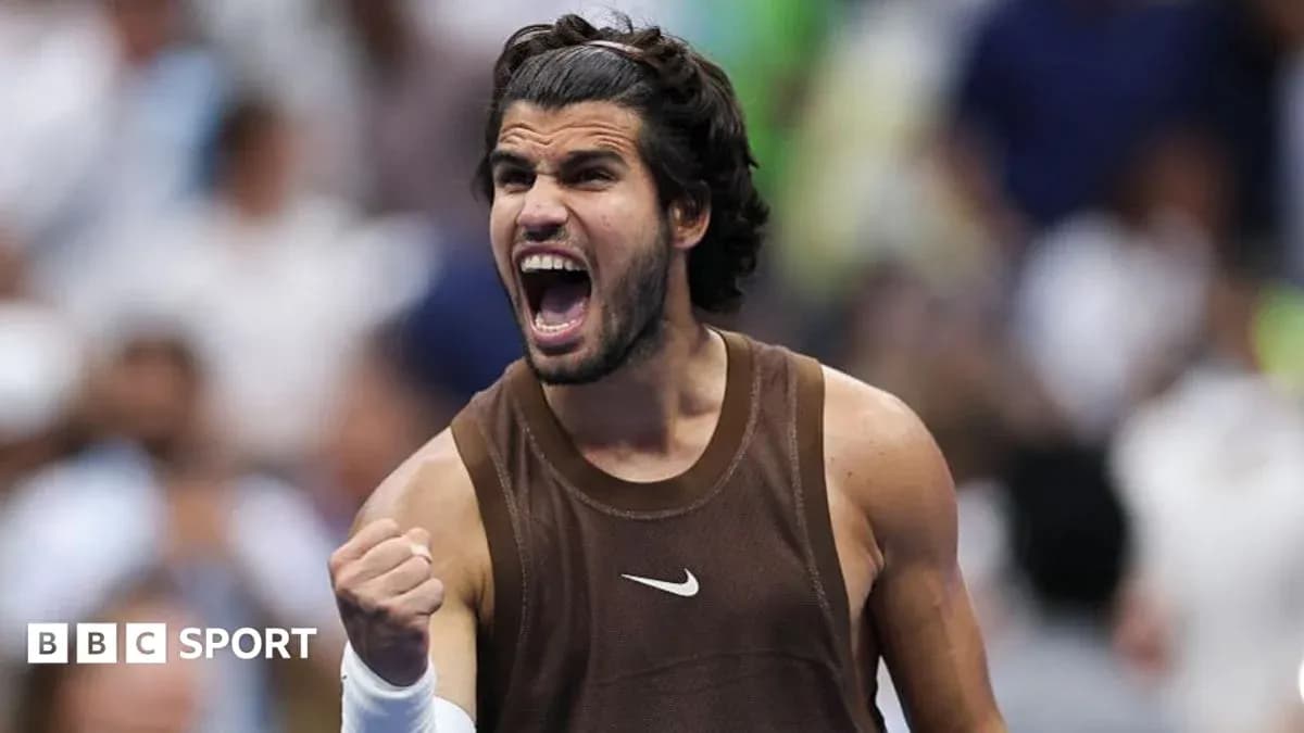 Jugador de tenis celebrando con el puño en alto