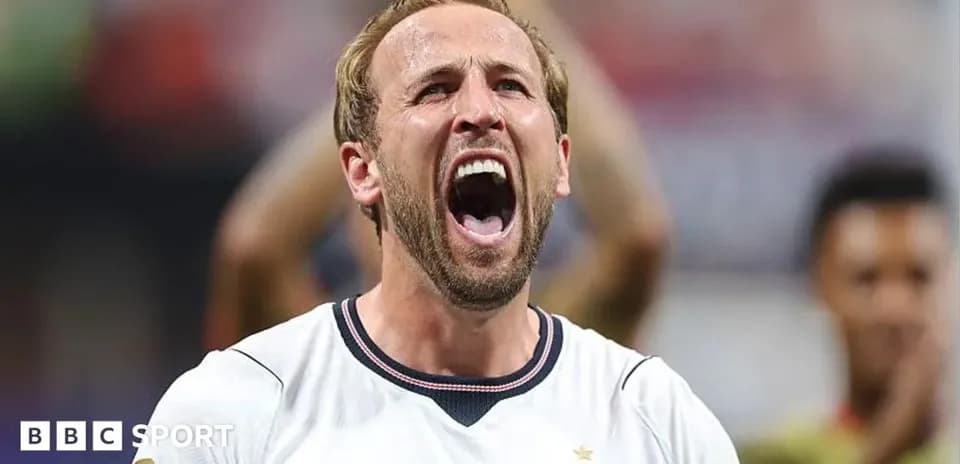 Jugador de Inglaterra celebrando con entusiasmo en el campo