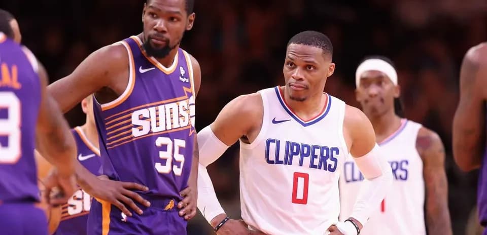 Jugadores de NBA en la cancha durante un partido