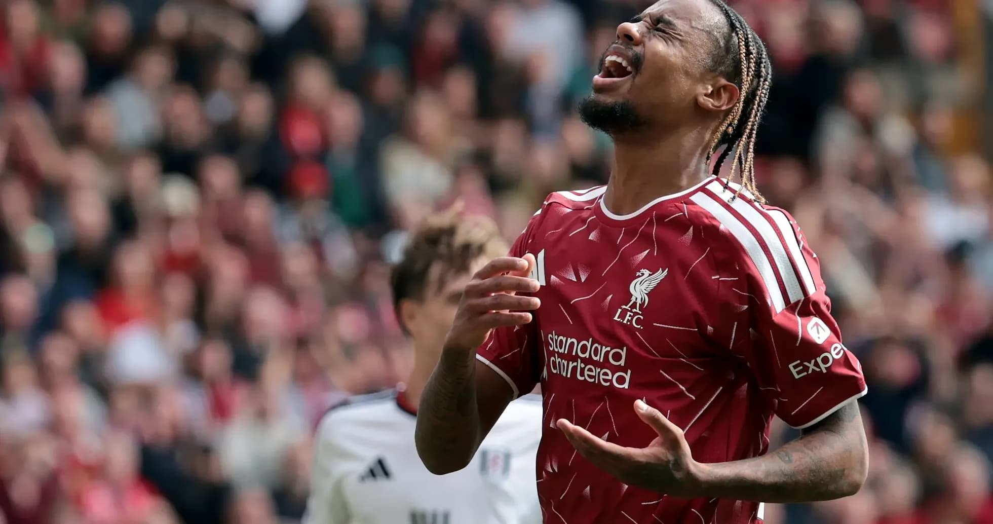 Jugador de Liverpool lamentándose en el campo