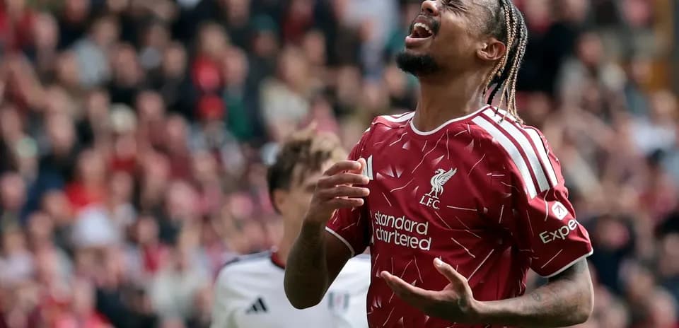 Jugador de Liverpool lamentándose en el campo