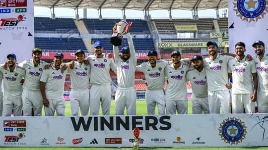 Equipo de cricket India celebrando victoria con trofeo