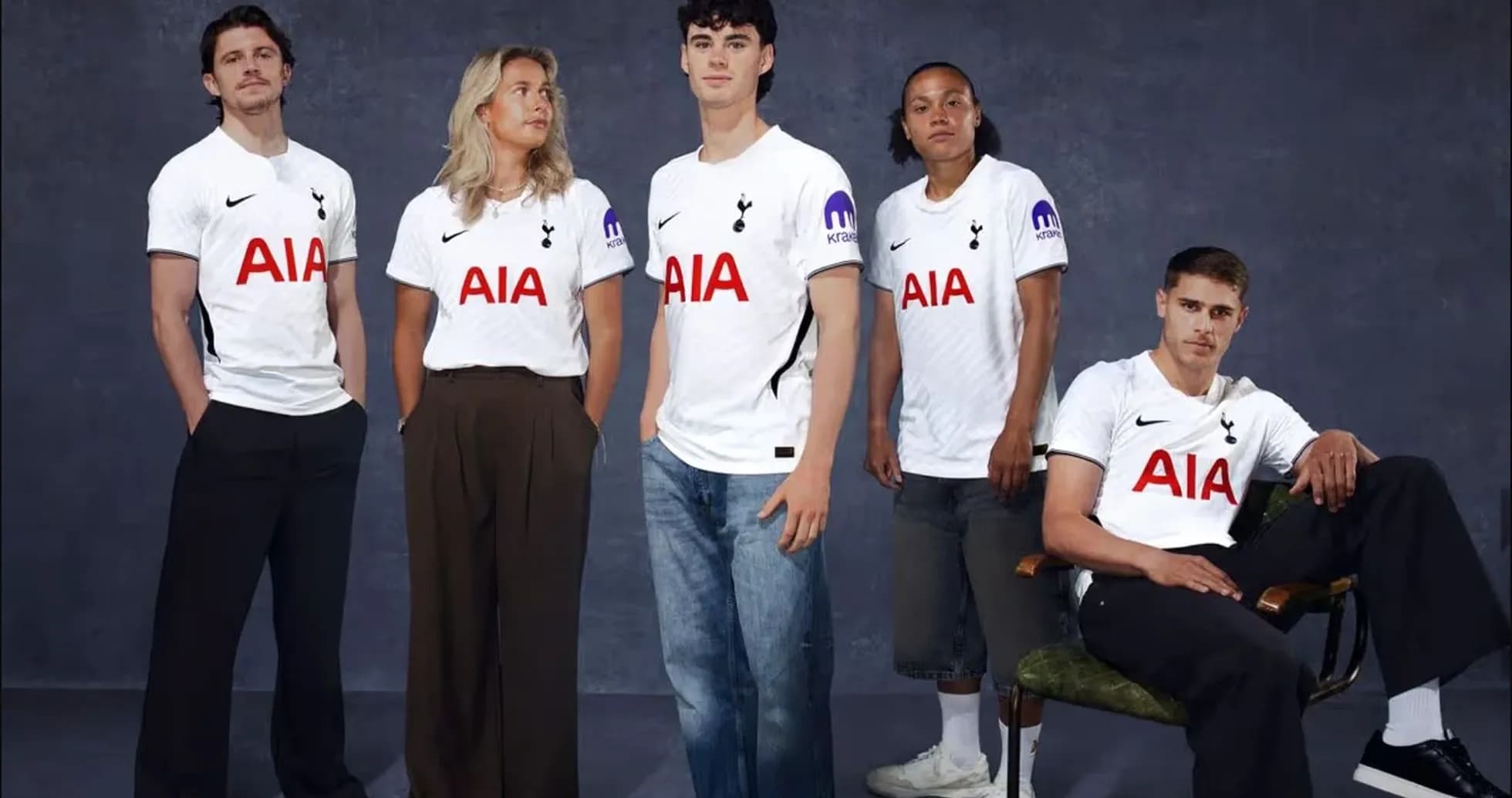 Cinco modelos posando con camisetas de Tottenham