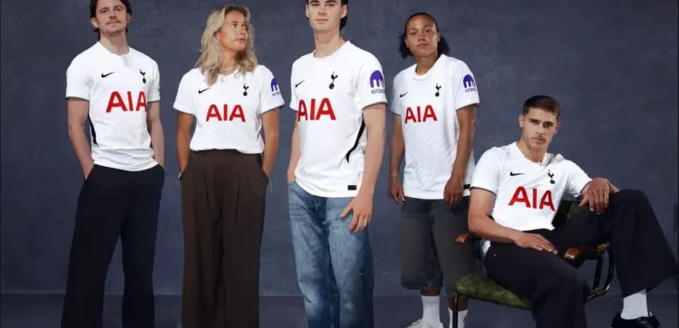 Cinco modelos posando con camisetas de Tottenham
