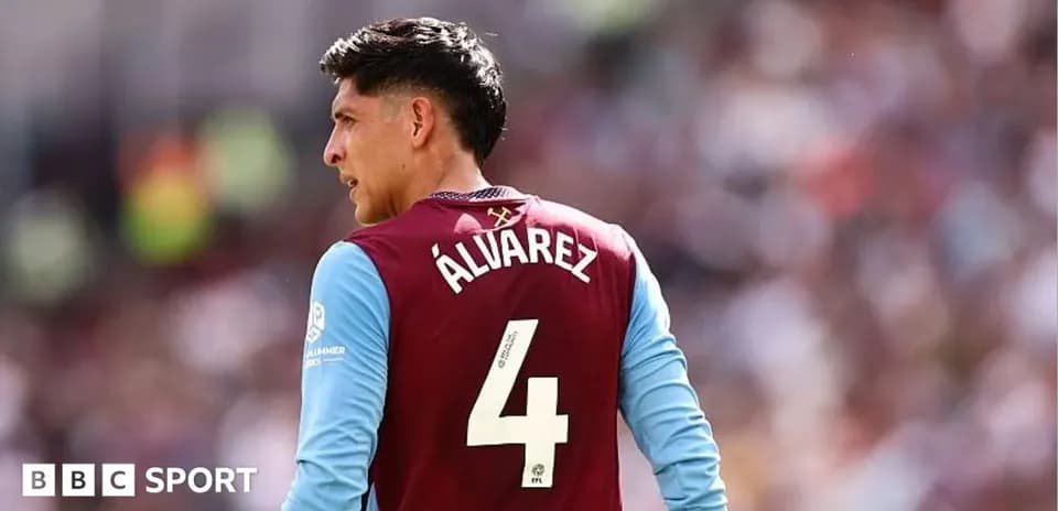 Jugador de fútbol Álvarez con camiseta número 4