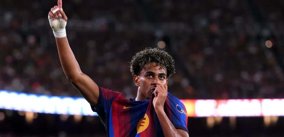 Jugador de Barcelona celebrando con camiseta levantada