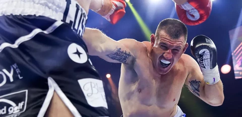 Boxeador lanzando un golpe en el ring