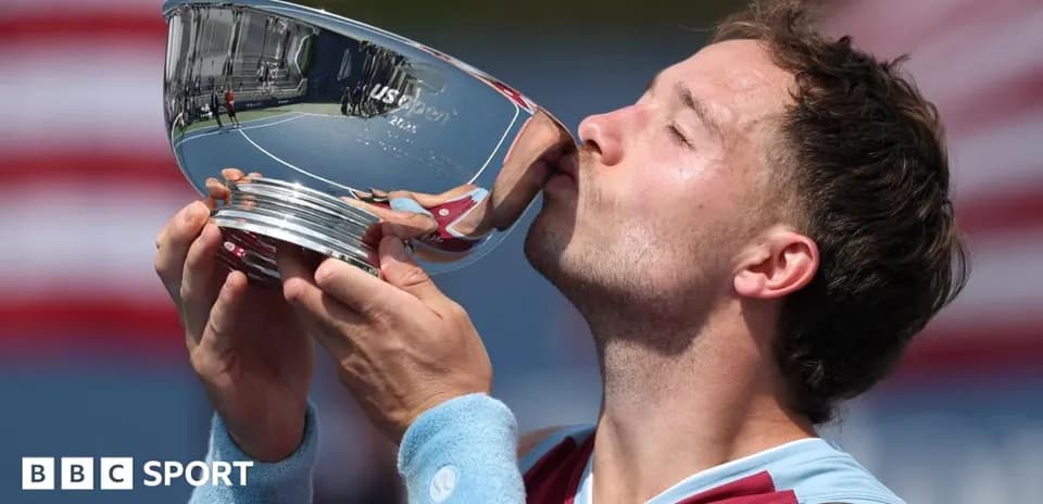 Jugador besando trofeo del US Open 2023