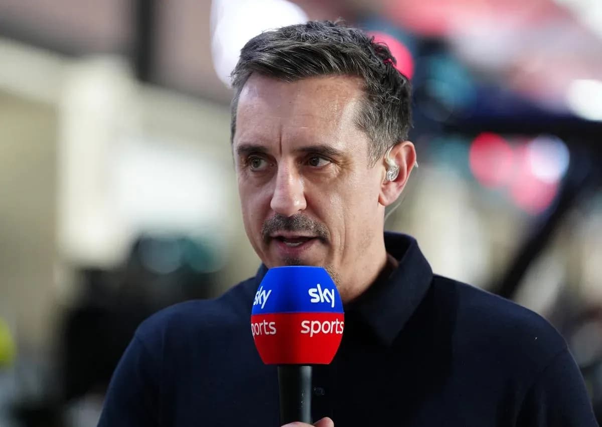 Presentador hablando con micrófono de Sky Sports