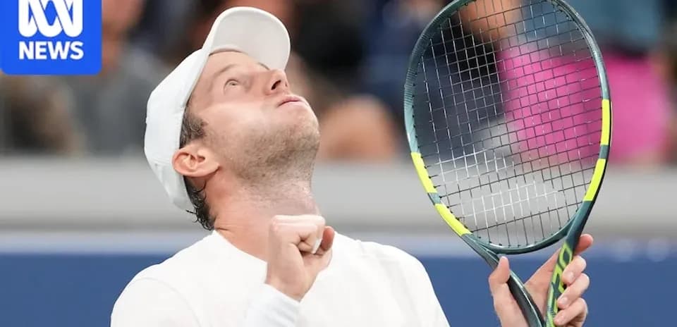 Jugador de tenis celebrando con raqueta en mano