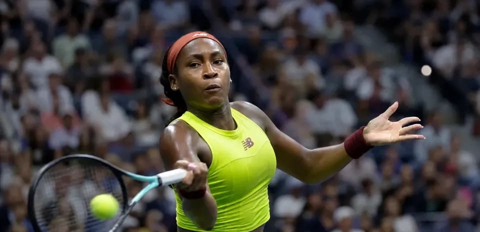 Coco Gauff golpeando la pelota en un partido de tenis