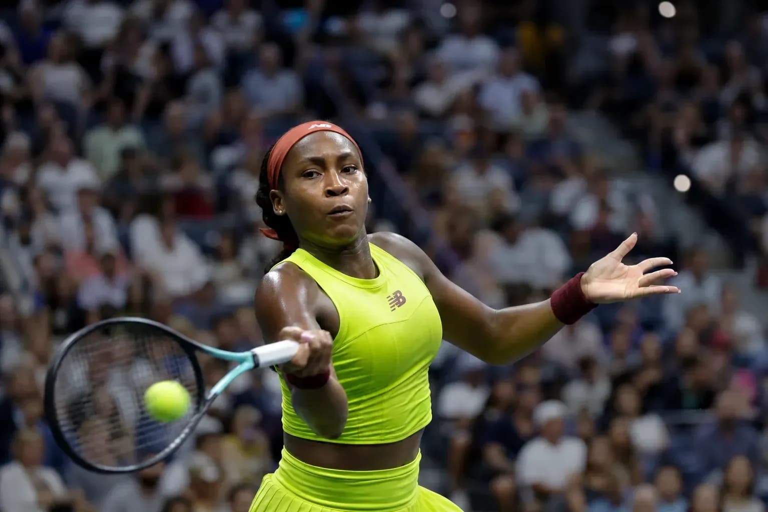 Coco Gauff golpeando la pelota en un partido de tenis