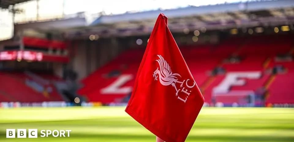 Esquina del campo de Anfield con bandera de Liverpool