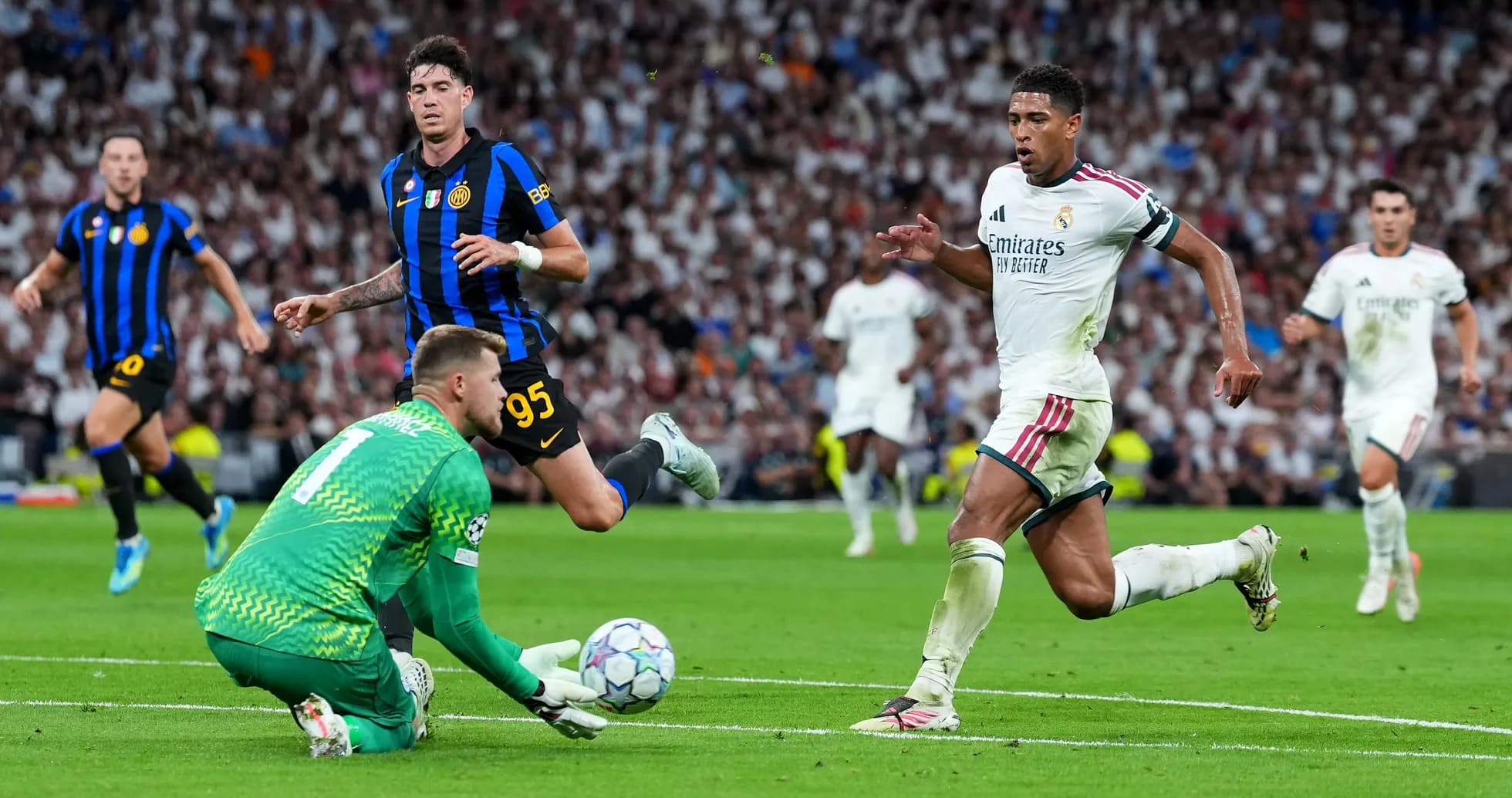 Jugadores de Real Madrid y Inter luchando por el balón