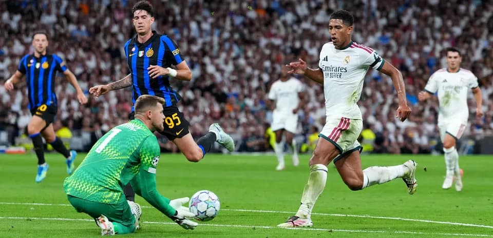 Jugadores de Real Madrid y Inter luchando por el balón