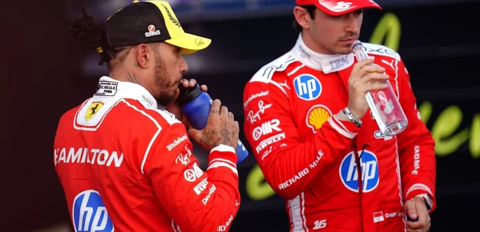 Pilotos de Fórmula 1 bebiendo agua en el paddock