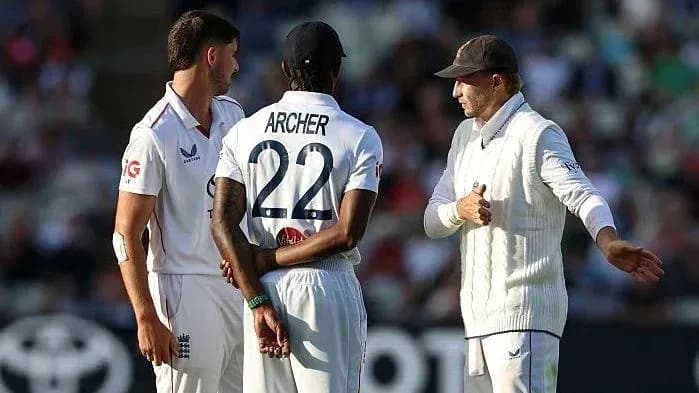 Jugadores de cricket discutiendo con el árbitro