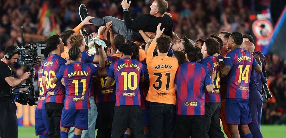 Jugadores del FC Barcelona levantando a su entrenador