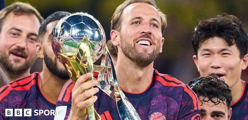 Jugador de Bayern Múnich sosteniendo un trofeo