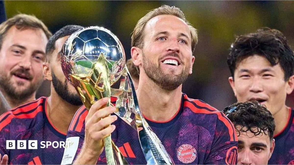 Jugador de Bayern Múnich sosteniendo un trofeo
