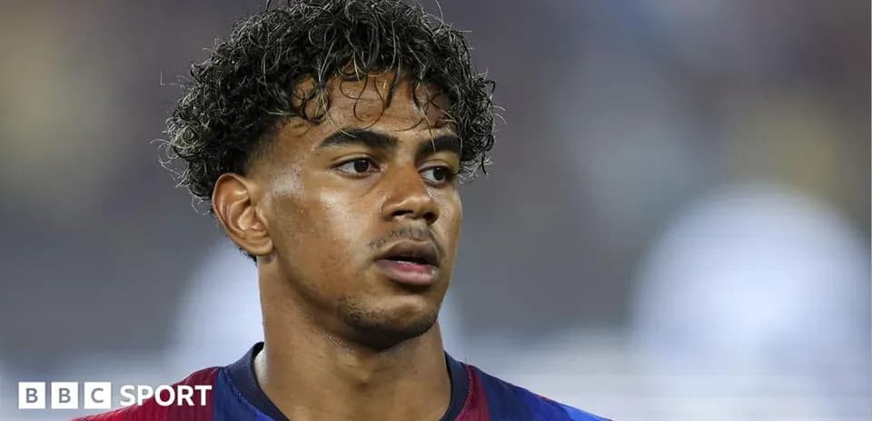 Jugador de Barcelona con camiseta de equipo en el campo