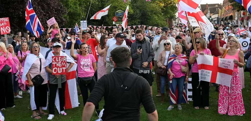 Multitud de personas protestando con pancartas y banderas