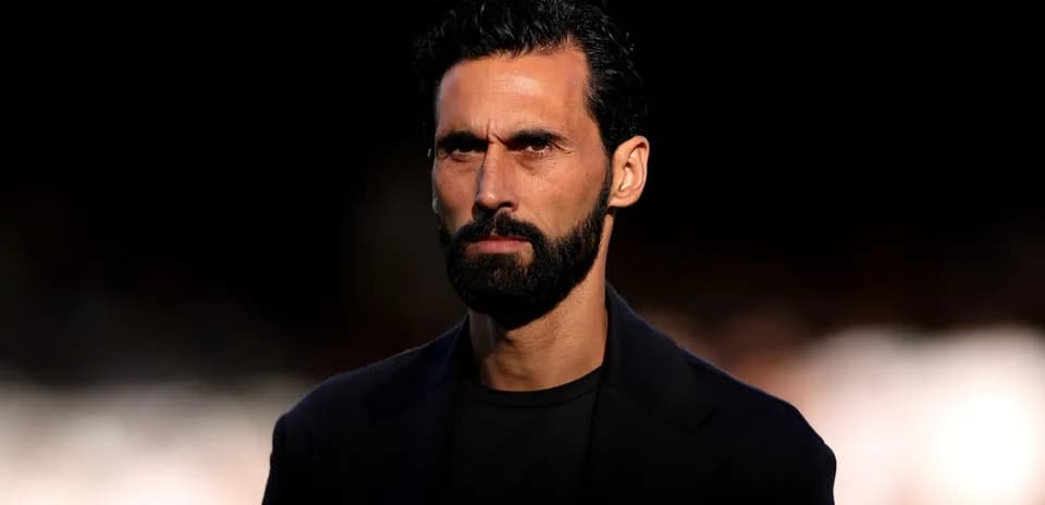 Hombre con barba en un fondo oscuro