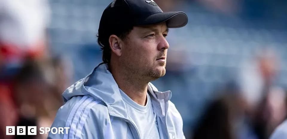 Entrenador observando el juego desde la banda