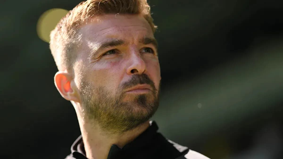 Entrenador observando el campo antes del partido
