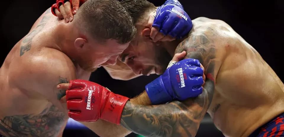 Dos luchadores en un combate de grappling en ring